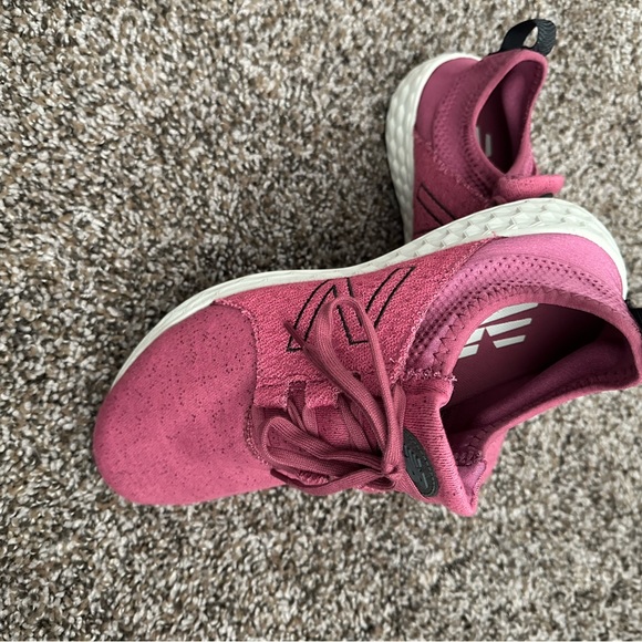 WORN ONCE!! Women’s New Balance Shoes Pink 9.5 - Picture 4 of 7